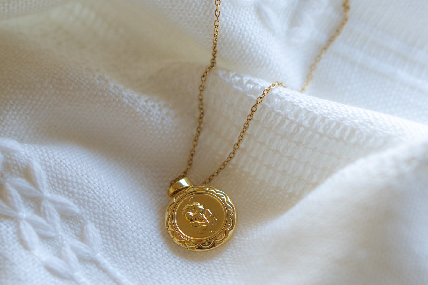 Flower Circle Locket Pendent necklace