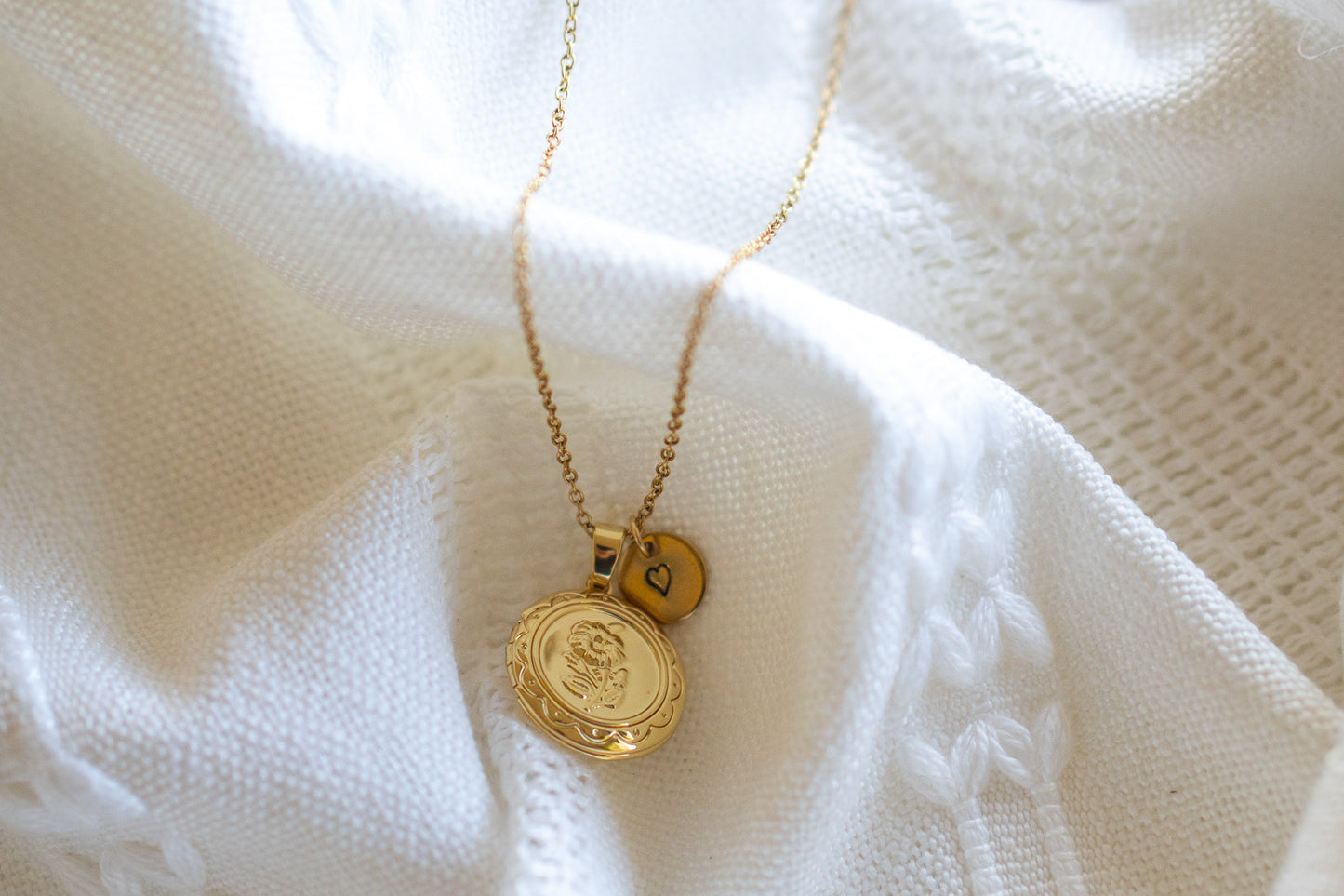 Flower Circle Locket Pendent necklace