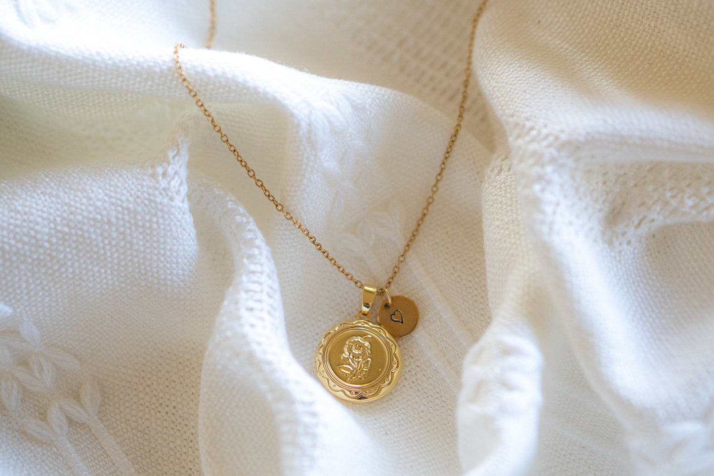 Flower Circle Locket Pendent necklace