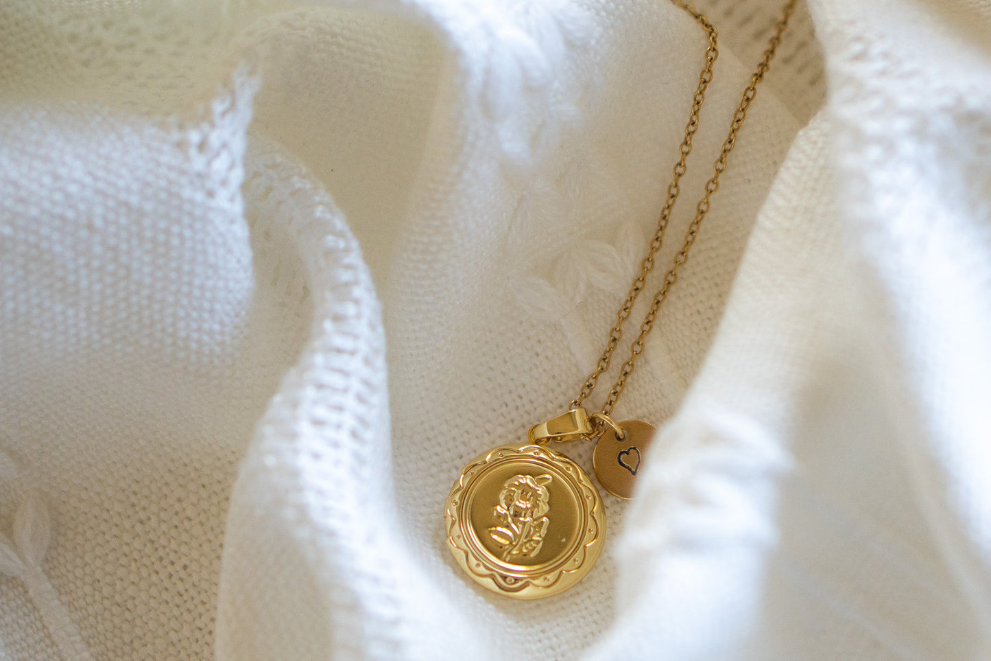 Flower Circle Locket Pendent necklace