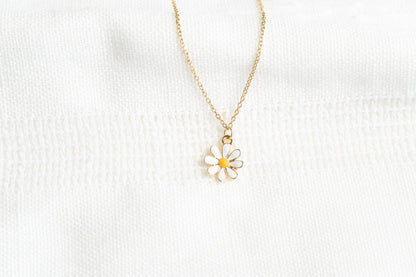 White Daisy Flower Necklace